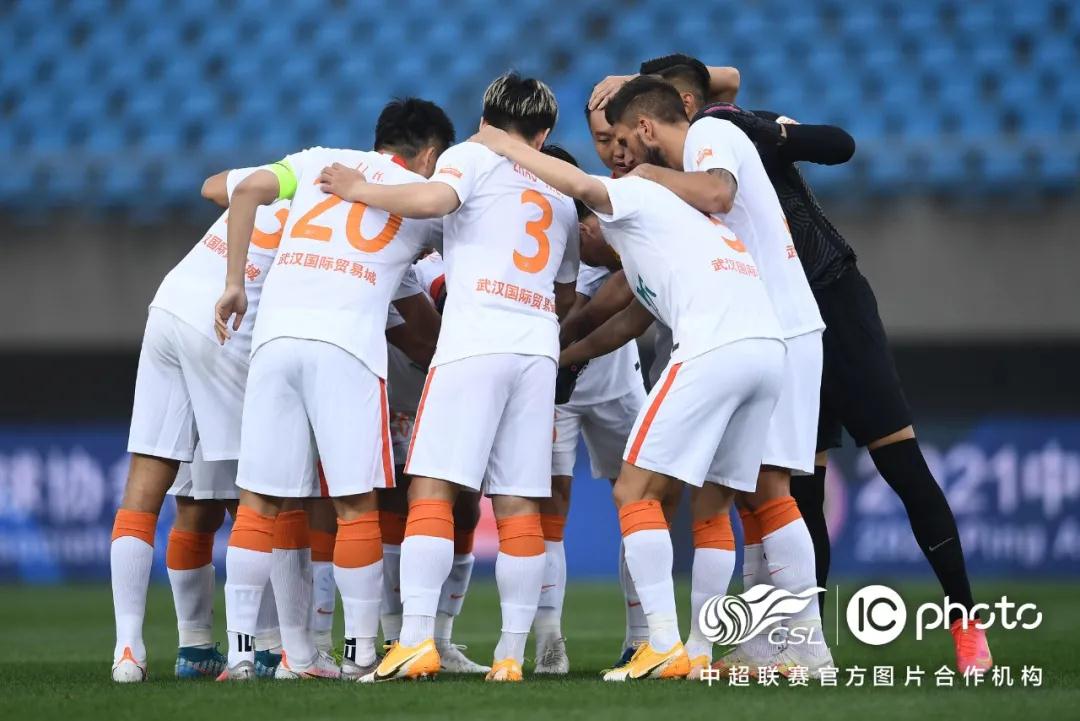 برشلونةوإنترميلانمواجهةتاريخيةبينعمالقةالكرةالأوروبية